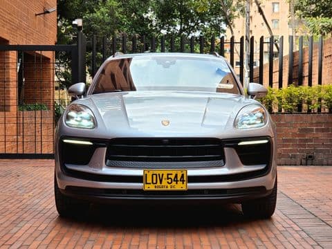 Porsche MACAN 2023 usado vista frontal color gris plata en venta Bogotá
