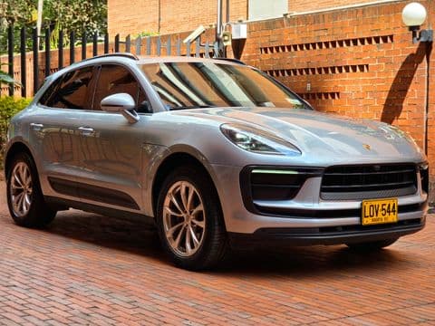Porsche MACAN 2023 usado plata vista frontal lateral en Bogotá