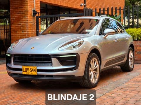 Porsche MACAN 2023 usado blanco vista frontal lateral en Bogotá