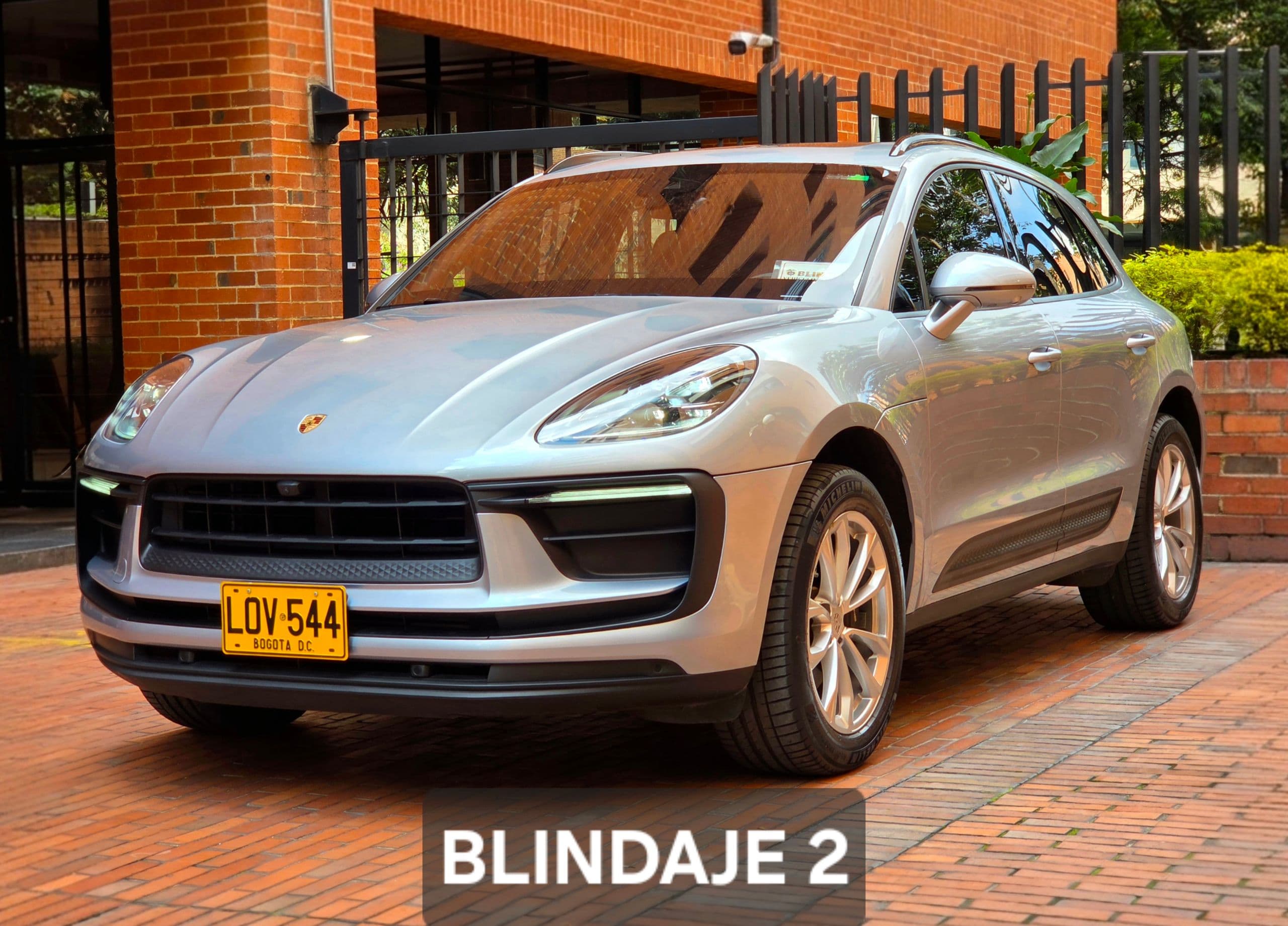 Porsche MACAN 2023 usado blanco vista frontal lateral en Bogotá