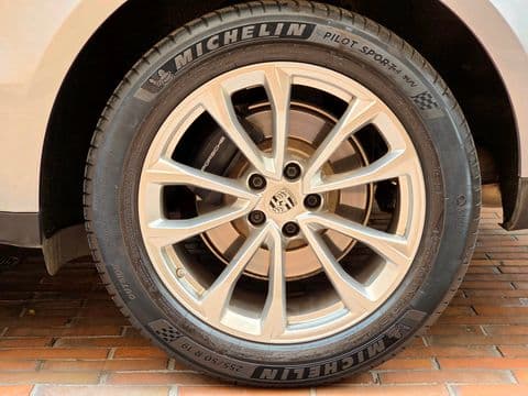 Porsche MACAN 2023 usado llanta Michelin detalle rueda blanca Bogotá