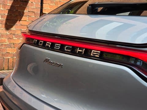 Porsche MACAN 2023 usado vista trasera detalle luz roja color gris plata Bogotá