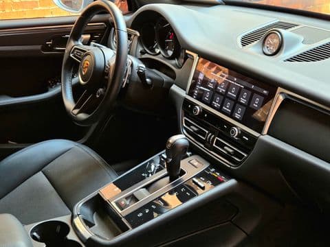 Porsche MACAN 2023 usado interior cuero negro volante pantalla táctil Bogotá