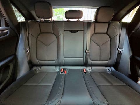 Porsche MACAN 2023 usado asientos traseros gris claro interior limpio Bogotá