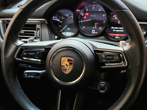 Porsche MACAN 2023 usado volante cuero negro interior dashboard vista frontal