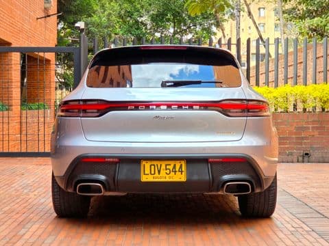 Porsche MACAN 2023 usado vista trasera color plata en Bogotá