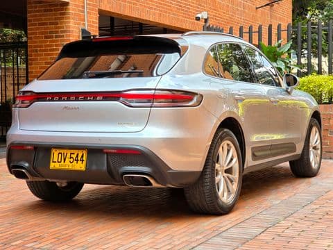 Porsche MACAN 2023 usado vista trasera plata metalizado Bogotá venta