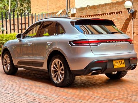 Porsche MACAN 2023 usado vista trasera lateral color plata en Bogotá