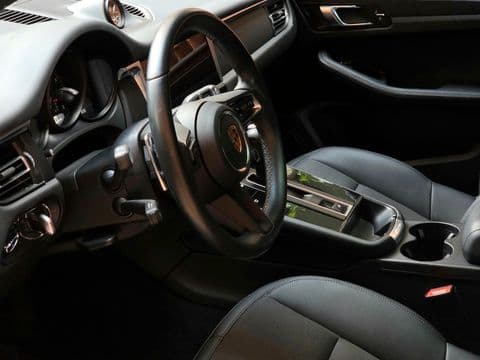 Porsche MACAN 2023 usado interior cuero negro volante deportivo vista lateral derecha