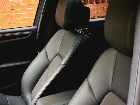 Porsche MACAN 2023 usado interior asientos gris cuero vista lateral trasera