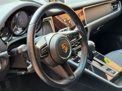 Porsche MACAN 2023 usado interior volante cuero negro detalles madera vista frontal