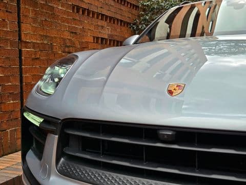 Porsche MACAN 2023 usado blanco vista frontal lateral con logo