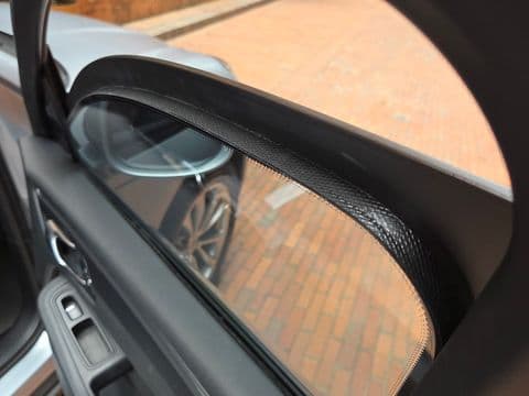 Porsche MACAN 2023 usado espejo lateral negro lado conductor vista lateral