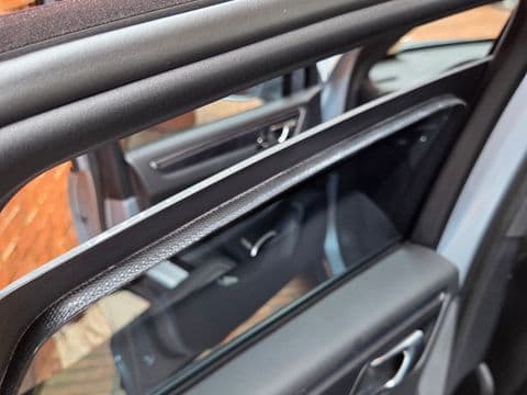 Porsche MACAN 2023 usado detalle ventanilla lateral negra Bogotá
