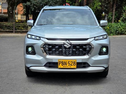 Suzuki GRAND VITARA HYBRID 2025 usado vista frontal color plateado Bogotá