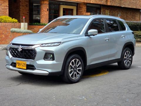 Suzuki GRAND VITARA HYBRID 2025 usado vista lateral izquierda color plateado en Bogotá
