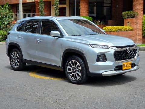 Suzuki GRAND VITARA HYBRID 2025 usado vista lateral izquierda color plata metalizado