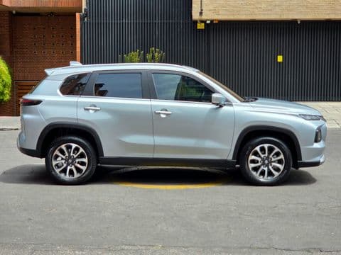 Suzuki GRAND VITARA HYBRID 2025 usado vista lateral color blanco plata estacionado