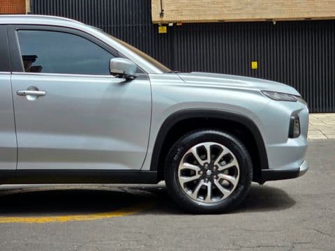 Suzuki GRAND VITARA HYBRID 2025 usado vista lateral color plateado con llanta de aleación