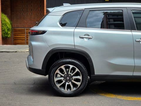 Suzuki GRAND VITARA HYBRID 2025 usado vista lateral color plata con llantas deportivas