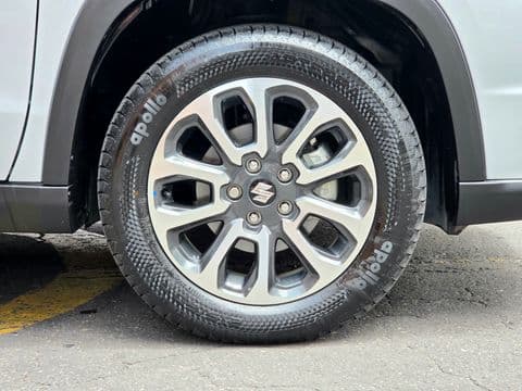 Suzuki GRAND VITARA HYBRID 2025 usado llanta y rin plateado vista lateral frontal