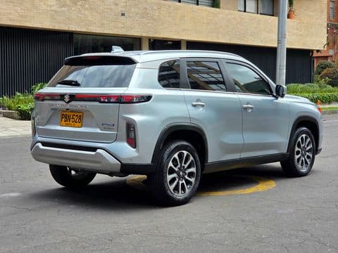 Suzuki GRAND VITARA HYBRID 2025 usado vista trasera lateral color plata en Bogotá