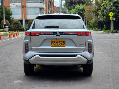 Suzuki GRAND VITARA HYBRID 2025 usado vista trasera color plata Bogotá