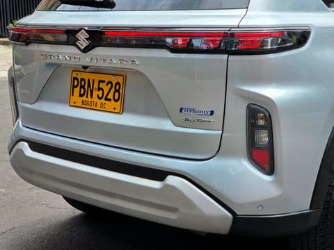 Suzuki GRAND VITARA HYBRID 2025 usado vista trasera color plata con placa PBN528