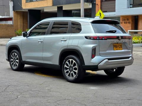 Suzuki GRAND VITARA HYBRID 2025 usado vista lateral derecha color plata
