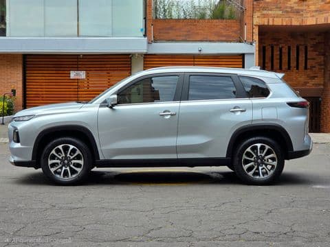 Suzuki GRAND VITARA HYBRID 2025 usado vista lateral color plata estacionado en calle