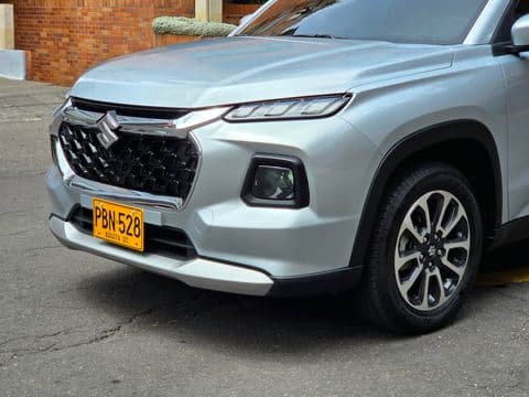 Suzuki GRAND VITARA HYBRID 2025 usado vista frontal color plata en Bogotá