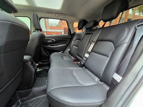 Suzuki GRAND VITARA HYBRID 2025 usado interior asientos traseros cuero gris vista lateral