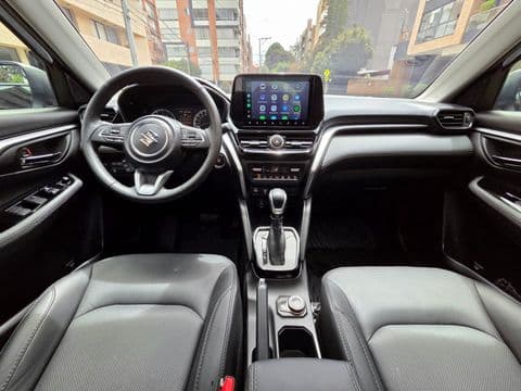 Suzuki GRAND VITARA HYBRID 2025 usado interior completo vista frontal gris y negro