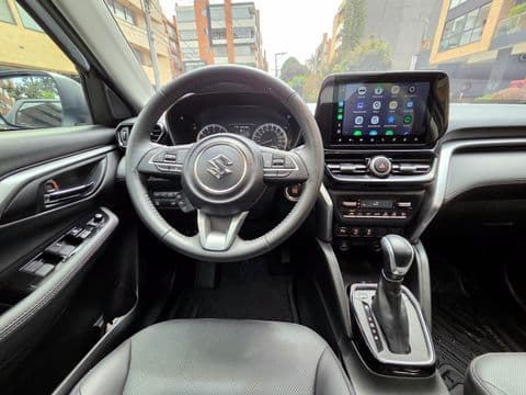 Suzuki GRAND VITARA HYBRID 2025 usado interior tablero pantalla táctil volante gris