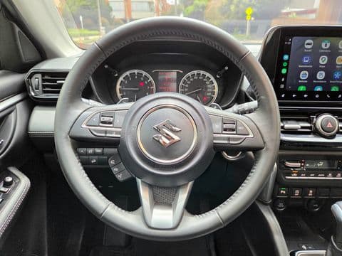 Suzuki GRAND VITARA HYBRID 2025 usado interior volante gris vista frontal tablero
