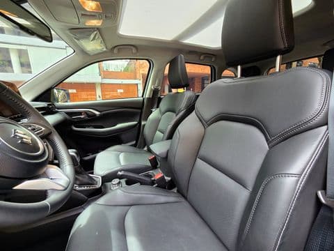 Suzuki GRAND VITARA HYBRID 2025 usado interior asientos gris oscuro vista lateral derecha