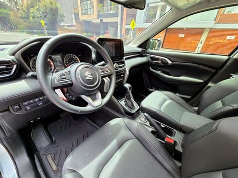 Suzuki GRAND VITARA HYBRID 2025 usado interior gris volante y panel de instrumentos digital