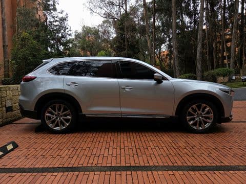 Mazda CX-9 2017 usado plata vista lateral completa en piso de ladrillos rojos