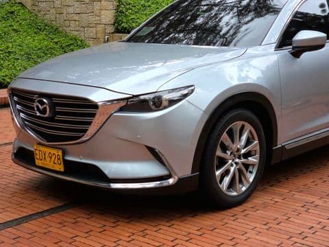 Mazda CX-9 2017 usado color plata vista frontal lateral en Bogotá