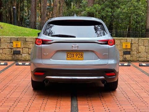 Mazda CX-9 2017 usado vista trasera color gris plata en venta Bogotá