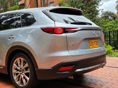 Mazda CX-9 2017 usado vista trasera lateral color plata en Bogotá