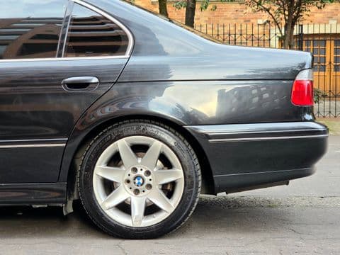 BMW 540 IA 2002 usado vista lateral derecha color gris oscuro