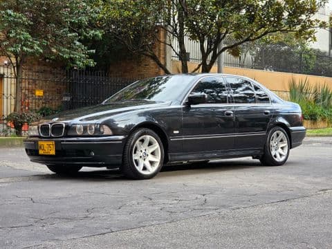 BMW 540 IA 2002 usado negro vista lateral completa en Bogotá