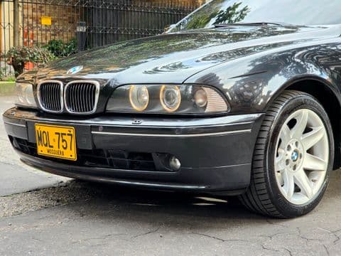 BMW 540 IA 2002 usado negro vista frontal con faros y parrilla características