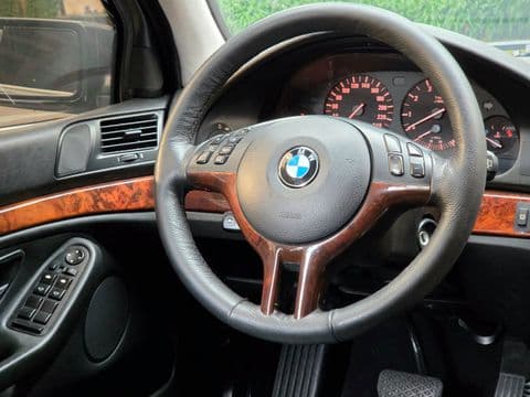 BMW 540 IA 2002 usado interior volante cuero negro madera detalle tablero