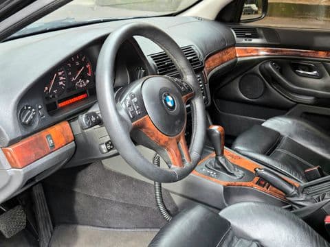 BMW 540 IA 2002 usado interior dashboard volante madera negro gris Bogotá
