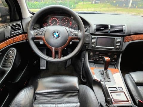 BMW 540 IA 2002 usado interior tablero cuero negro volante deportivo vista frontal
