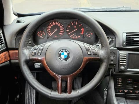 BMW 540 IA 2002 usado volante cuero negro detalles madera interior