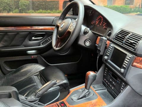 BMW 540 IA 2002 usado interior cuero negro volante madera vista lateral