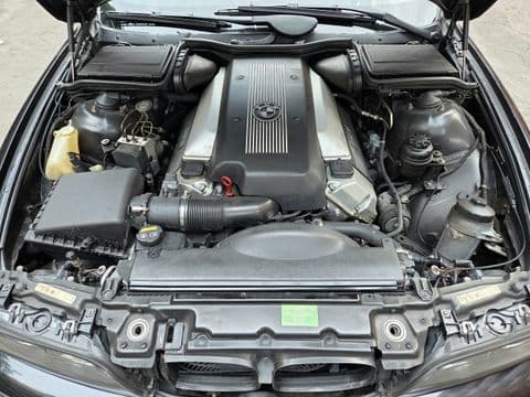 BMW 540 IA 2002 usado motor abierto color gris vista superior frontal